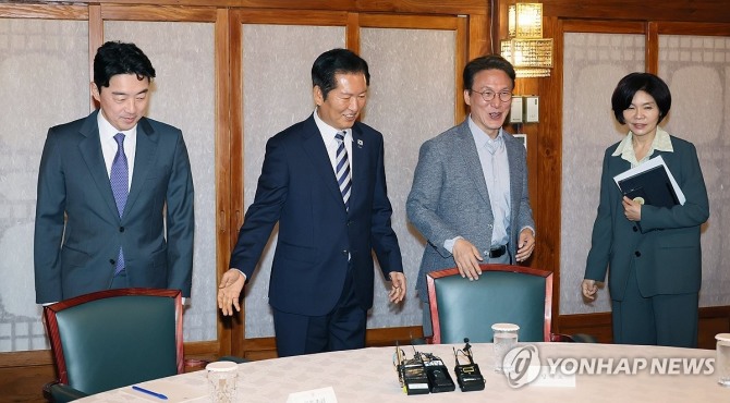 김민석 국무총리가 12일 서울 종로구 총리공관에서 열린 고위당정협의회에 참석하고 있다. 왼쪽부터 강훈식 대통령 비서실장, 더불어민주당 정청래 대표, 김 총리, 한정애 정책위의장. 사진=연합뉴스