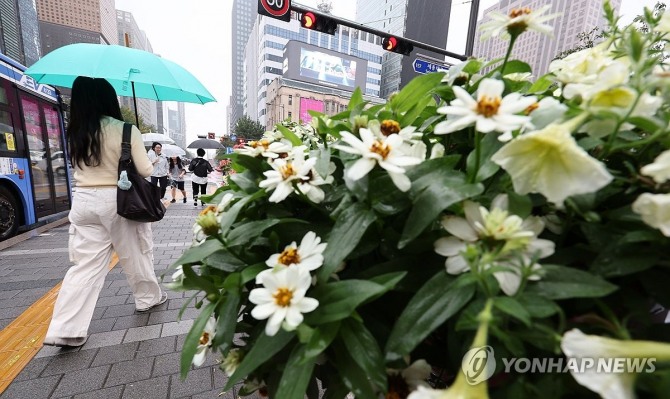 10일 서울 종로구 세종대로사거리 일대에 가을비가 내리고 있다. 사진=연합뉴스