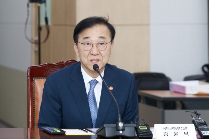 김윤덕 국토교통부 장관은 13일 국회 국토교통위원회 국정감사 자리에 출석, 과징금 30억원이 현실적으로 가능한지 묻는 국민의힘 이종욱 의원의 질의에 대해 “조정 여지가 있다고 보고 지속적으로 협의하겠다”고 밝혔다. 사진은 김윤덕 장관이 지난 1일 국세청과 부동산 거래 질서 확립을 위한 업무협약(MOU)을 체결하며 협약 취지를 설명하는 모습. 사진=국토교통부