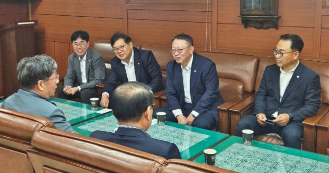 정진완 우리은행장(오른쪽에서 두번째)이 지난 10일 남대문시장상인회를 방문해 소상공인 맞춤형 지원 방안을 논의하고 있다. 사진=우리은행