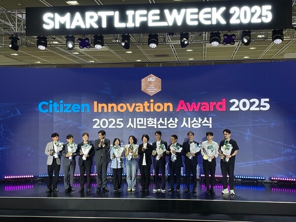 한국마사회는 ‘스마트라이프위크(SLW) 2025’ 박람회에서 마사회와 건국대학교·건국대학교병원·더클래식500과 함께 참여한 ‘건국 원헬스 스마트시티(Konkuk One-Health Smart City)’ 특별 전시관이 ‘시민혁신상’을 수상했다고 13일 밝혔다. 사진=마사회