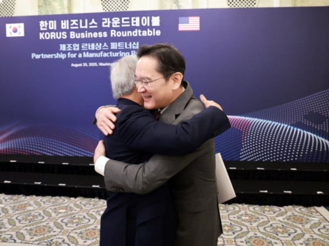 이재용(오른쪽) 삼성전자 회장이 미국 워싱턴DC 윌라드 호텔에서 열린 한미 비즈니스 라운드 테이블에서 젠슨 황 엔비디아 최고경영자(왼쪽)와 포옹하고 있다. 사진=연합뉴스