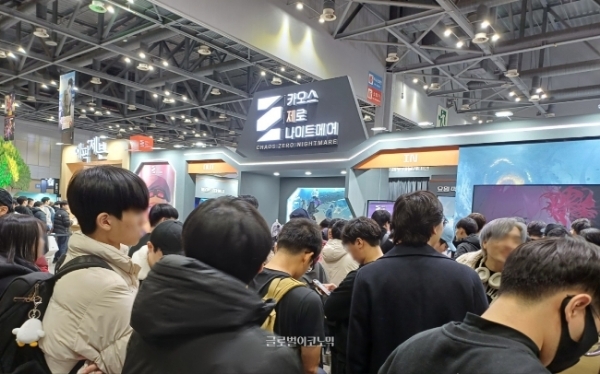 스마일게이트가 애니메이션 게임 페스티벌(AGF) 메인 스폰서를 맡는다. 지난해 AGF 2024 스마일게이트 전시 부스 앞에 방문객들이 대거 모인 모습. 사진=이원용 기자