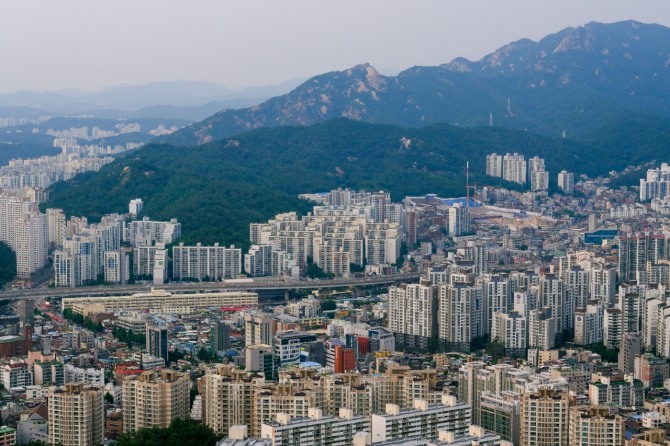 정부가 15일 주택시장 안정화대책을 발표했다.사진은 서울 서매문구 일대 아파트 단지. 사진=픽사베이