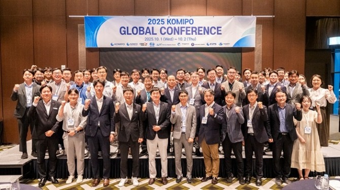 이영조 한국중부발전 사장(두 번째 줄 왼쪽 일곱 번째)이 'KOMIPO 글로벌 컨퍼런스'에서 참석자들과 함께 기념촬영을 하고 있다. 사진=중부발전