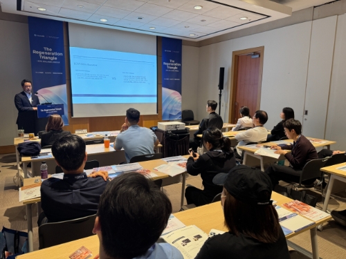 휴메딕스는 지난 11일부터 12일까지 이틀간 서울 강남구 코엑스에서 열린 대한미용성형레이저의학회(ASLS) 미용의료기기 박람회 및 추계학술대회에 참가해 리더스 포럼을 가졌다. 사진은 브이에스라인의원 압구정점 최웅 대표원장이 강연하고 있다. 사진=휴온스그룹