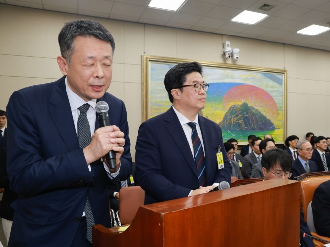 김광일 홈플러스 대표이사(왼쪽)가 14일 서울 영등포구 여의도 국회에서 열린 공정거래위원회, 개인정보보호위원회 등에 대한 정무위원회 국정감사에 증인으로 출석해 의원 질의에 답변하고 있다. 왼쪽 두 번째는 김병주 MBK파트너스 회장. 사진=연합뉴스