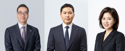 콜마비앤에이치가 3인 각자 대표체제로 전환한다. 왼쪽부터 이승화 신임 대표이사와 윤상현 콜마홀딩스 부회장, 윤여원 콜마비앤에이치 대표이사. 사진=콜마홀딩스