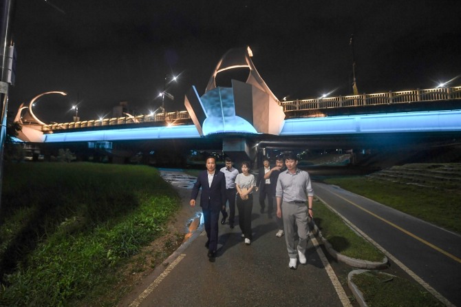 이권재 오산시장이(왽쪽 첫번째) 경관조명이 설치된 오산천 주요 교량 현장 점검을 하고 있다. 사진=오산시