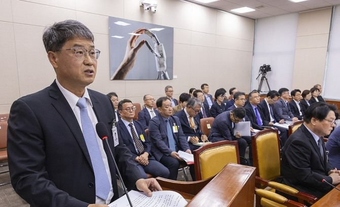 반상권 방송미디어통신위원회 위원장 직무대리가 14일 국회 과학기술정보방송통신위원회에서 열린 2025년도 국정감사에서 기관 보고를 겸한 인사말을 하고 있다.사진=연합뉴스