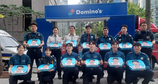 도미노피자, ‘서울중부경찰서’에 파티카를 통한 피자 전달 사진=도미노피자