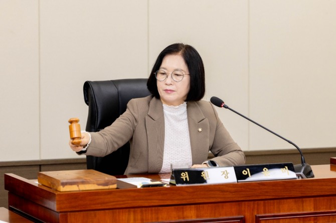 이윤미 용인특례시의회 의회운영위원회 위원장이 지난 13일 제296회 임시회에서 회기 일정을 정하고 있다. 사진=용인특례시의회