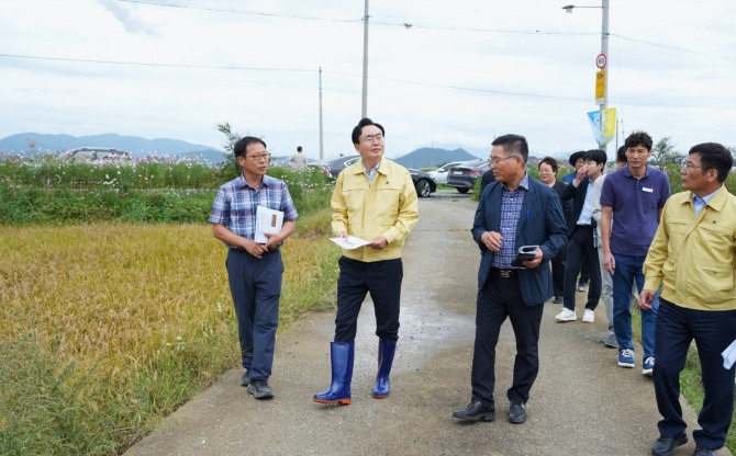 지난 15일 윤병태 시장(왼쪽 두 번째)이 반남면 덕산리 일대 피해 논을 방문해 현황을 점검했다. / 전남 나주시=제공