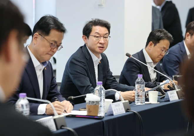 16일 서울 종로구 손해보험협회에서 열린 '금융위원장-보험회사 CEO 간담회'에서 이억원 금융위원장이 발언하고 있다. 사진=연합뉴스 