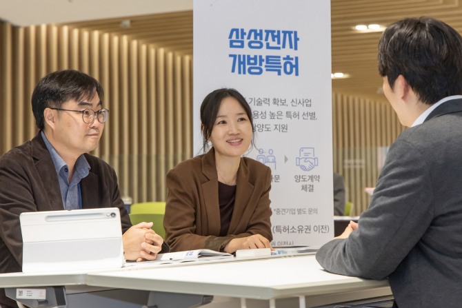 15일 경기도 수원컨벤션센터에서 개최된 '2025 우수기술 설명회'에서 삼성전자 관계자와 협력회사 참석자들이 특허 무상 이전 상담을 진행하고 있다. 사진=삼성전자