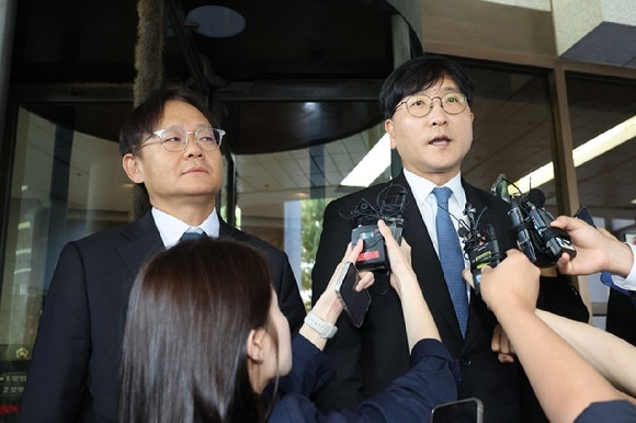 최태원 SK그룹 회장과 노소영 아트센터 나비 관장의 이혼 소송 상고심에서 재산분할 부분에 대해 파기환송 판결이 난 16일 서울 서초구 대법원 앞에서 최 회장 측 변호인단인 민철기(왼쪽)·이재근 변호사가 판결 결과에 대한 입장을 발표하고 있다. 사진=연합뉴스