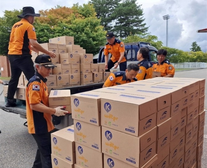 지난달 강원 강릉시 가뭄 피해지역에 병입 수돗물 4만 5000병을 지원하는 모습. 사진=한국수자원공사