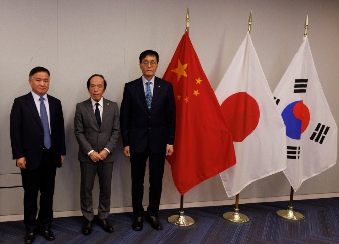 왼쪽부터 판궁성 중국인민은행 총재, 우에다 가즈오 일본은행 총재, 이창용 한국은행 총재. 사진=한국은행