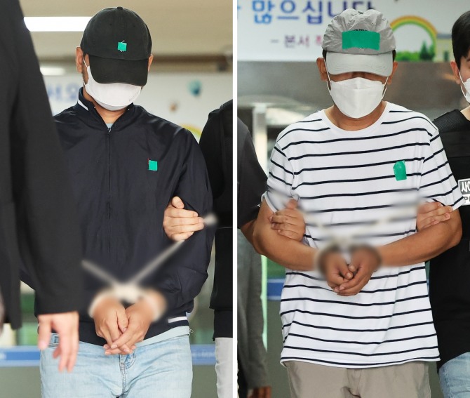 KT 무단 소액결제 사건 피의자 A씨(왼쪽)와 B씨가 지난달 25일 경기도 수원시 영통구 수원영통경찰서 유치장에서 검찰로 송치되고 있다. 사진=연합뉴스