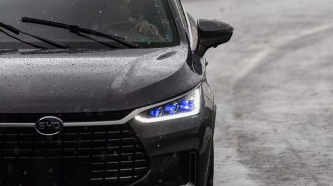 BYD Tang EV가 2022년 멕시코 전시회에서 운전되고 있다. 사진=로이터