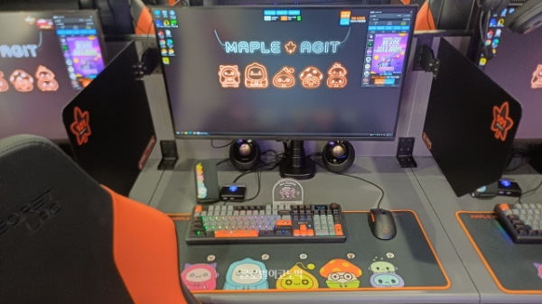 '메이플 아지트' PC 좌석과 모니터 기본 화면. 사진=이원용 기자