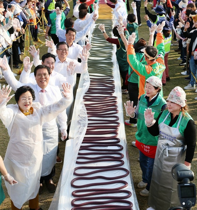 무지개 가래떡 퍼포먼스. 사진=이천시