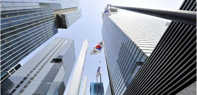 인도네시아 금융(Perbankan Indonesia) 시장에서 디지털 뱅킹(Digital Banking)을 통한 사업 확장(Ekspansi Bisnis)에 속도를 내는 한국계 은행들의 행보가 주목받고 있다. 사진=헤드 토픽스