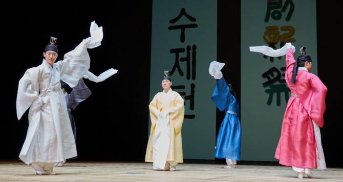 지난 17일 서울 세종문화회관 대극장에서 열린 제20회 창신제(創新祭)에서 춤사위 수제천 공연을 하고있다. 사진=크라운해태제과