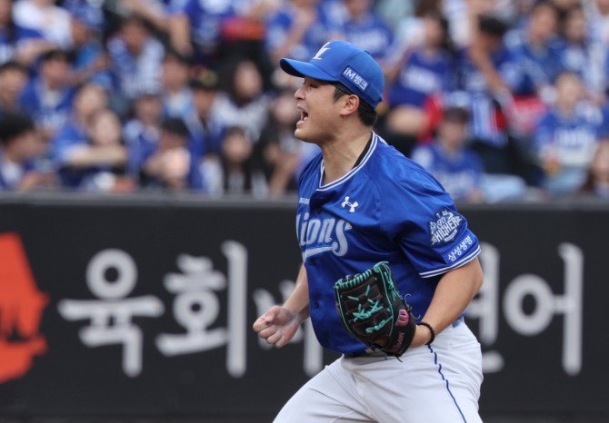 19일 대전 중구 한화생명볼파크에서 열린 2025 KBO 포스트시즌 플레이오프 2차전 삼성 라이온즈와 한화 이글스의 경기, 7회말 2사 삼성 최원태가 한화 권광민을 삼진아웃으로 처리한 뒤 기뻐하고 있다. 사진=뉴시스