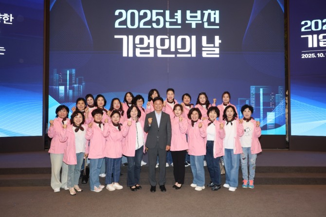 지난17일 소풍컨벤션에서 조용익 부천시장(가운데)과 부천여성기업인 협의회가 단제 기념사진을 찍고 있다. 사진=부천시