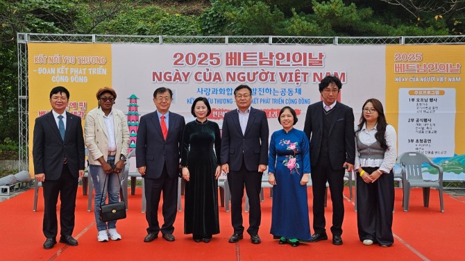 지난 18일 열린 2025 베트남인행사에 참여한 단체 관계자들이 행사를 마치고 기념촬영을 하고 있다. 사진=안산시