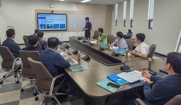 울산항만공사가 지난 17일 개최한 항만 근로자 안전의식지수 고도화 및 콘텐츠 개발용역 최종보고회 모습. 사진=울산항만공사