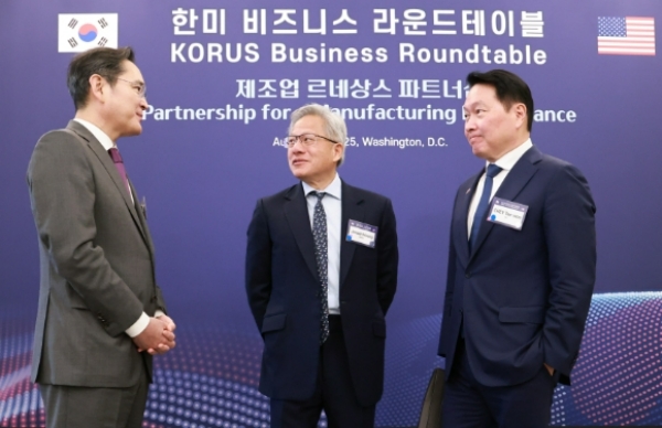 젠슨 황 엔비디아 대표(가운데)가 8월 25일 미국에서 개최된 한미 비즈니스 라운드 테이블에서 이재용 삼성전자 회장(왼쪽), 최태원 SK그룹 회장과 대화하고 있다. 사진=연합뉴스