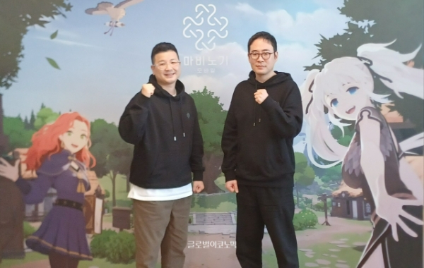 강민철 넥슨 사업실장(왼쪽)과 이진훈 데브캣 마비노기 모바일 디렉터. 사진=이원용 기자
