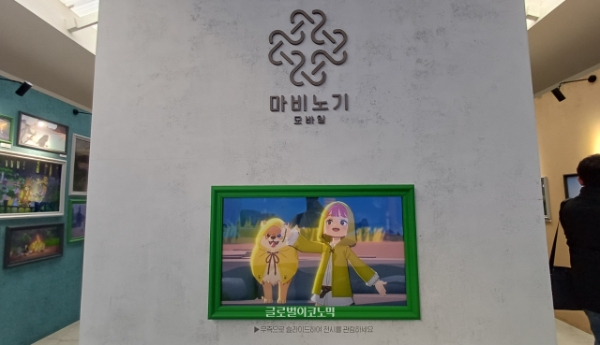 전시관 중앙 기둥에 전시된 미디어아트. 사진=이원용 기자