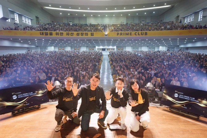 지난 10월 18일(토) 서울 이화여자대학교 대강당에서 개최한 ‘2025 KB증권 PRIME CLUB 투자 콘서트’에서 KB증권 이홍구 대표이사(왼쪽 두번째) 및 PRIME CLUB CP들이 행사에 참석한 고객들과 함께 기념촬영을 하고 있다. 사진=KB증권