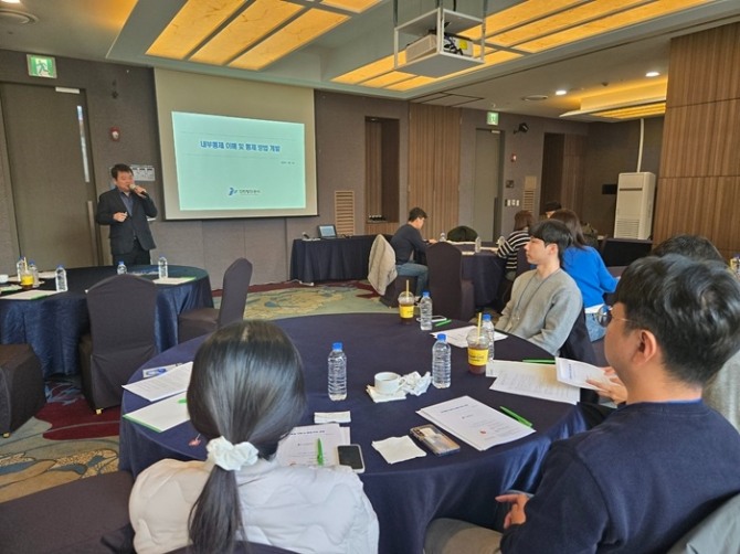 인천항만공사 임직원들이 20일 워크숍에서 내부 통제, 리스크 관리 관련 전문가 설명을 듣고 있다. 사진=인천항만공사
