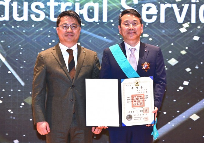 (오른쪽)조주완 LG전자 사장이 21일 서울 삼성동 코엑스에서 열린 제20회 전자·IT의 날 기념식에서 최고 영예인 금탑산업훈장을 받고 기념사진을 촬영하고 있다. 사진=LG전자