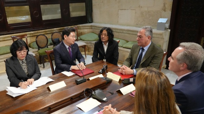 이상일 용인특례시장이 지난해 2월 22일 스페인 세비야 시청을 방문해 호세 루이스 산즈 시장과 우호교류의향서를 교환한 뒤 시 관계자들과 교류 협력 방안을 논의하고 있다. 사진=용인특례시