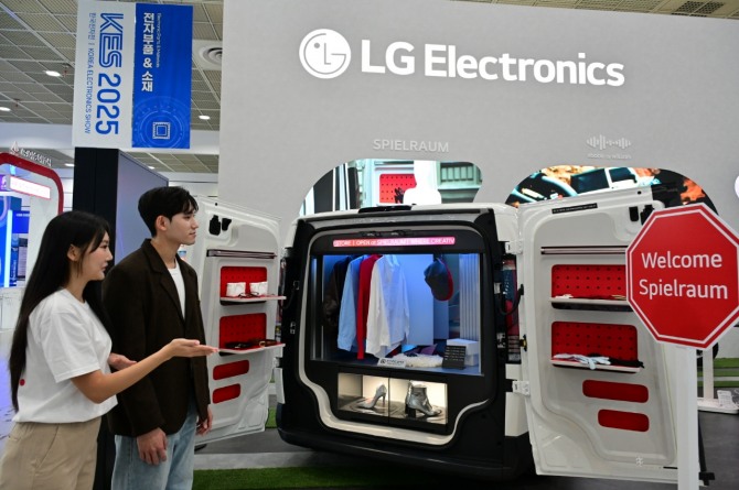 관람객들이 LG전자 부스에 마련된 '슈필라움'에서 LG전자의 다양한 가전과 이를 음성으로 제어하는 AI 홈 허브 'LG 씽큐 온'을 접목한 모빌리티 공간 솔루션을 체험하고 있다. 사진=LG전자