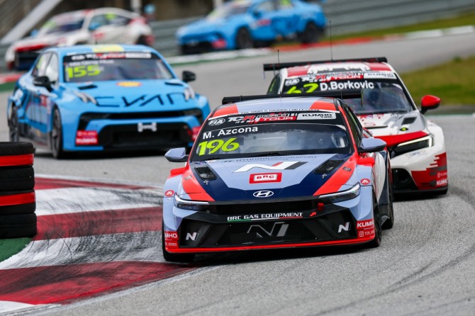 세계 정상급 투어링카 대회 ‘KUMHO FIA TCR 월드투어’가 열린 강원 인제 스피디움에서 경주차들이 코너를 공략하고 있다. 사진=금호타이어