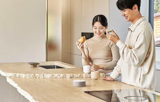 고객이 일상 언어로 대화하면 맥락과 공간을 이해해 연동된 가전과 IoT 기기를 제어하고 서비스까지 연결하는 'LG 씽큐 온'을 체험하는 모습. 사진=LG전자