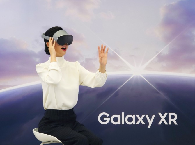 삼성전자 모델들이 삼성강남에서 '갤럭시 XR’을 체험하고 있다. 사진=삼성전자