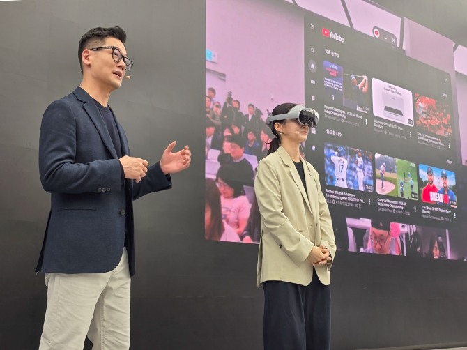 22일 삼성강남에서 진행된 '갤럭시 XR' 미디어 브리핑에서 이승민 MX사업부 XR UX그룹장 상무와 박유진 MX사업부 이머시브 PP그룹 박유진 프로가 '갤럭시 XR'을 시연하고 있다. 사진=삼성전자
