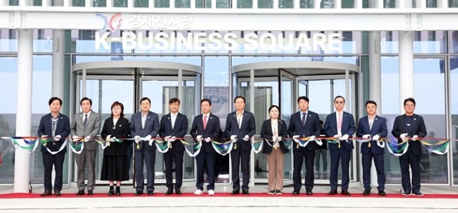 코트라는 경상북도, 경주시와 협력해 20일부터 APEC 경제전시장 ‘K-비즈니스 스퀘어(K-Business Square)’를 5주간 운영한다. 21일 열린 개관식에서 주요 인사들이 기념사진을 찍고 있다. (왼쪽 세번째부터) 양금희 경상북도 경제부지사, 주낙영 경주시장, 이정훈 코트라 부사장 겸 디지털무역투자본부장, 이철우 경북도지사. 사진=코트라