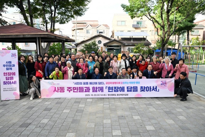이민근 안산시장(맨 앞줄 왼쪽 다섯번째)이 지난 22일 사동 주민과의 대화에서 용신경로당 현장을 방문하고 참석자들과 함께 기념촬영을 하고 있다. 사진=안산시