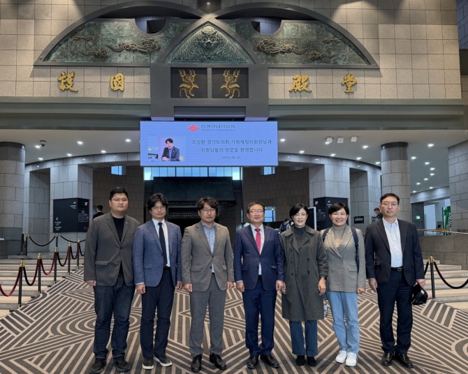 경기도의회 기획재정위원회 의원들이 전쟁기념관 방문해 평화안보 정책 방향 모색한 후 단체 기념촬영을 하고 있다. 사진=경기도의회