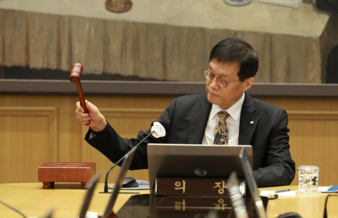 2025년 10월 열린 금융통화위원회 통화정책방향 회의에서 이창용 한국은행 총재가 의사봉을 두드리고 있다.  사진=한국은행