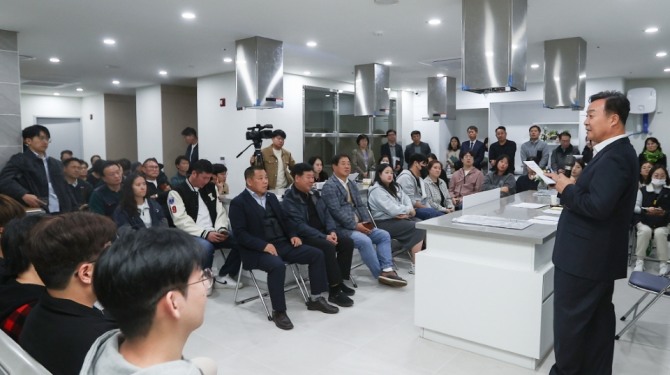 지난 22일 김성제 의왕시장이 엘리프의왕역아파트를 찾아 '찾아가는 시장실'을 운영하며 주민들과 소통하고 있다. 사진=의왕시