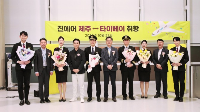 23일 열린 진에어 제주~타이베이 취항식에서 진에어 임직원들이 기념 촬영을 하고 있다. 사진=진에어